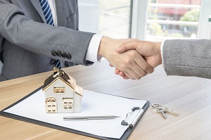 Незаконная продажа квартир: особенности и что нужно знать