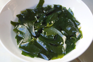 Как приготовить салат из водорослей вакамэ: рецепт