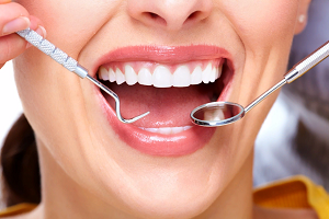Техники и варианты лечения десен в стоматологии
