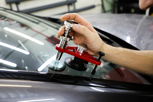 Этапы выполнения ремонта лобового стекла в автомобиле