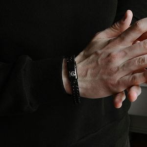 Мужские браслеты на руку: какой выбрать, с чем носить и как подобрать образ