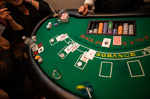 Сукно для казино и покерных столов: требования и выбор